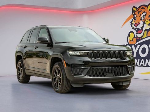 Used 2025 Jeep Grand Cherokee Altitude AWD/4WD image 3