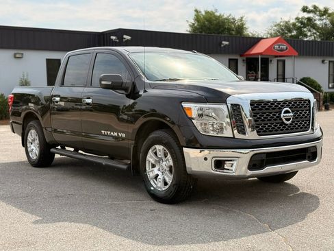 Used 2018 Nissan Titan SV w/ SV Convenience Package RWD image 3