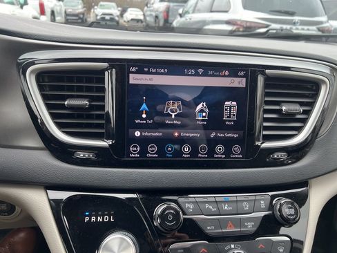 Used 2020 Chrysler Pacifica Touring-L w/ Tire & Wheel Group image 7