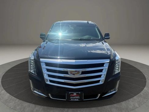 Used 2019 Cadillac Escalade Luxury AWD/4WD image 4