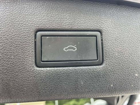 Used 2022 Volkswagen Tiguan SEL R-Line AWD/4WD image 9