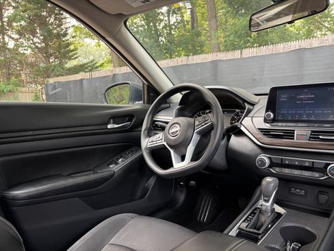Used 2025 Nissan Altima 2.5 SV FWD image 33