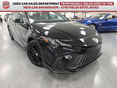 Used 2025 Toyota Camry SE AWD/4WD image 1
