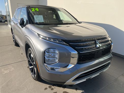 Used 2024 Mitsubishi Outlander SE image 1