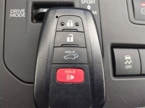 Used 2022 Toyota Highlander XLE image 38