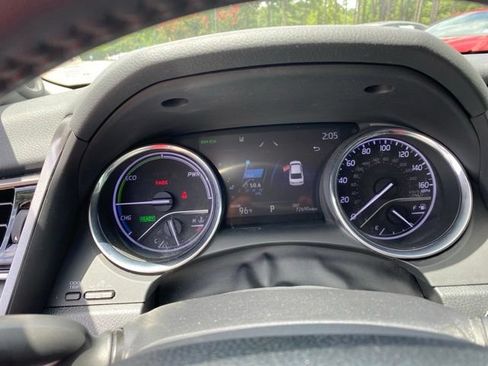 Used 2020 Toyota Camry XLE w/ Sunroof Package FWD image 12