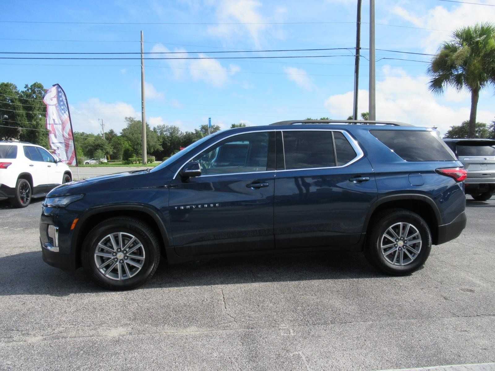 Used 2022 Chevrolet Traverse LT FWD image 2