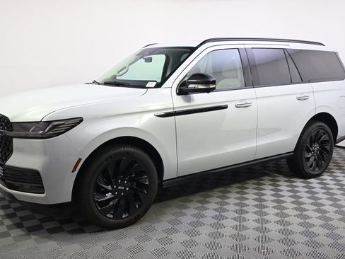 New 2026 Lincoln Navigator Reserve w/ Jet Appearance Package AWD/4WD image 2