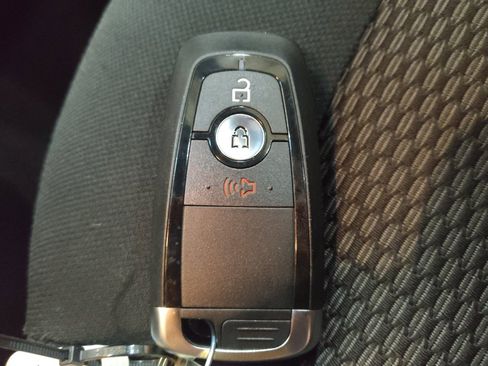 Used 2018 Ford Explorer XLT image 32