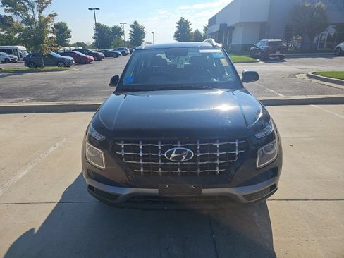 Used 2025 Hyundai Venue SEL FWD image 2