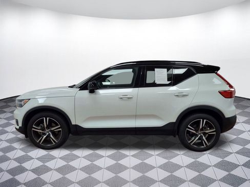 Used 2022 Volvo XC40 T5 R-Design image 2