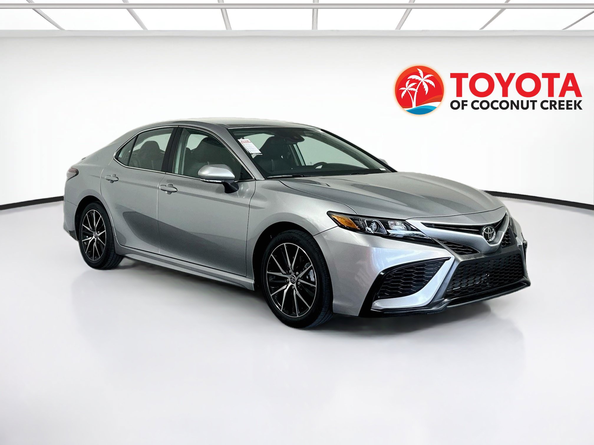 Used 2024 Toyota Camry SE FWD image 1