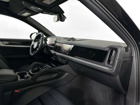 Certified 2025 Porsche Cayenne image 30