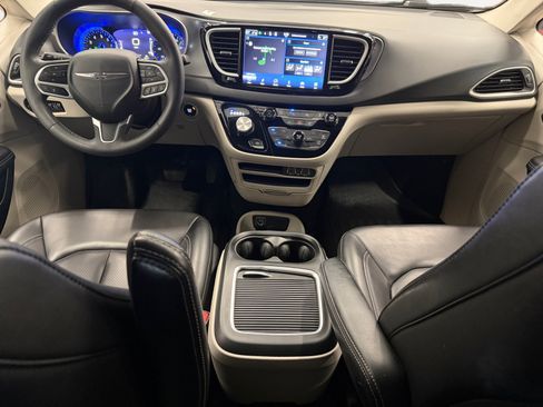 Used 2023 Chrysler Pacifica Touring-L FWD image 3