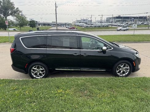 Used 2017 Chrysler Pacifica Limited FWD image 4