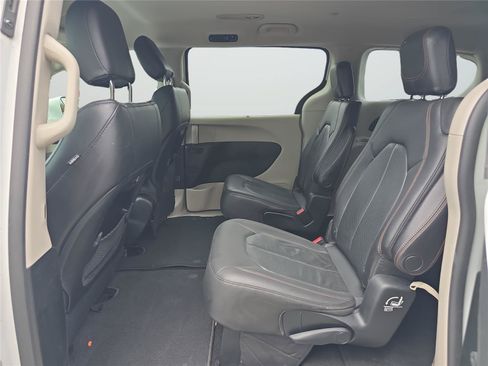 Used 2018 Chrysler Pacifica Touring-L w/ Advanced Safetytec Group FWD image 19