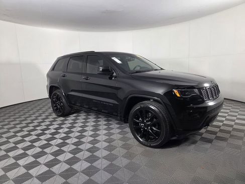 Used 2020 Jeep Grand Cherokee Altitude RWD image 2