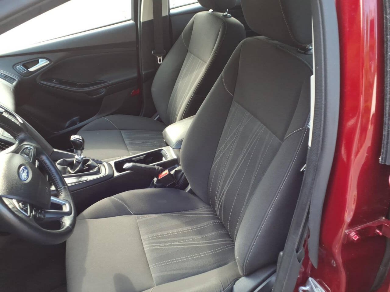 Used 2015 Ford Focus SE w/ SE Ecoboost Package FWD image 16