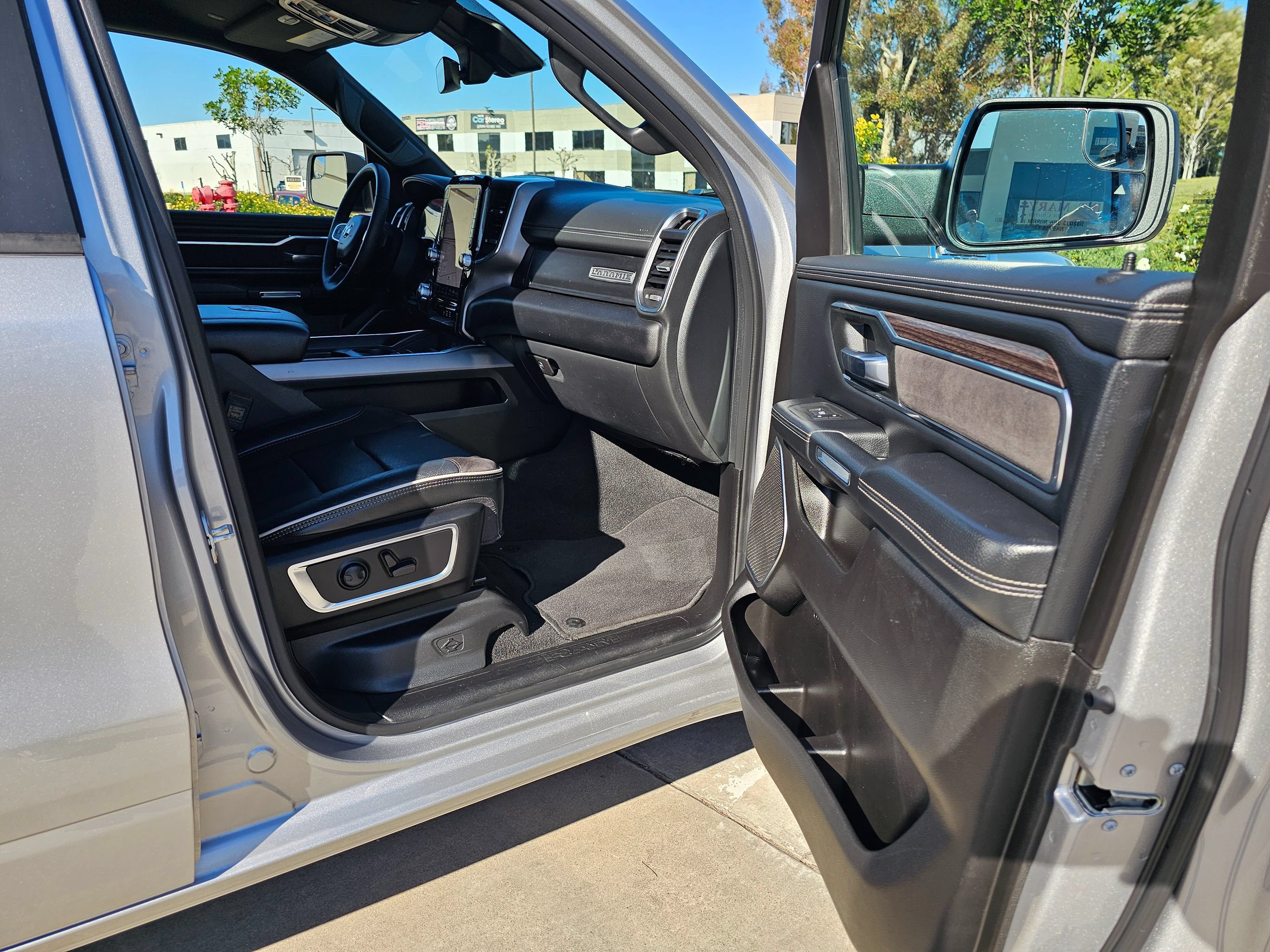 Used 2025 RAM 1500 Laramie AWD/4WD image 29