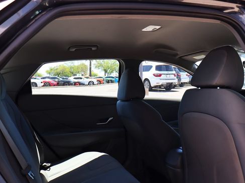 Used 2021 Hyundai Elantra SE FWD image 28