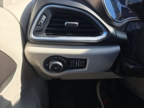 Used 2017 Chrysler Pacifica Touring-L Plus w/ Tire & Wheel Group FWD image 24