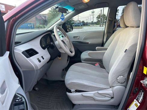 Used 2011 Toyota Sienna CE image 10