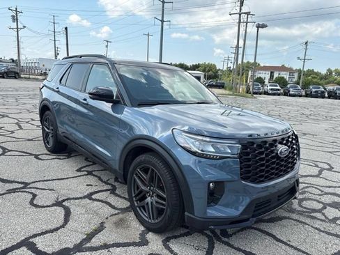 Used 2025 Ford Explorer ST AWD/4WD image 3