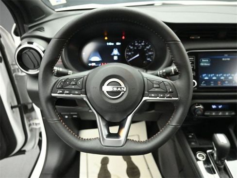 Used 2023 Nissan Kicks SR image 15