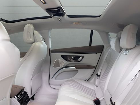 Used 2022 Mercedes-Benz EQS 580 4MATIC Sedan w/ Pinnacle Trim Package image 61