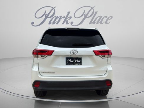 Used 2017 Toyota Highlander LE FWD image 4