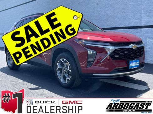 Used 2025 Chevrolet Trax LT FWD image 1