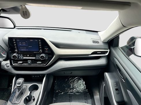 Used 2020 Toyota Highlander LE FWD image 18