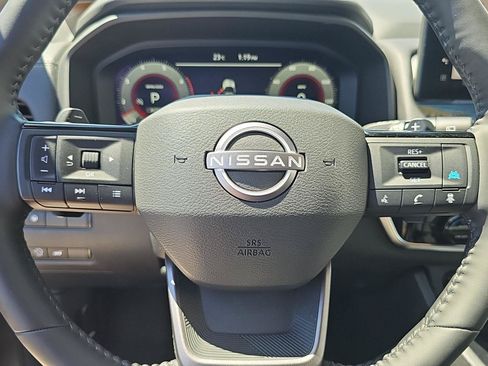 Used 2025 Nissan Rogue SL AWD/4WD image 17