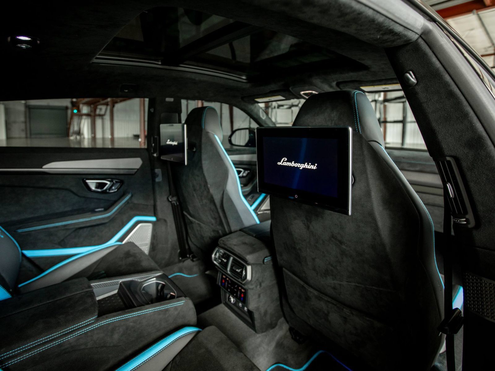 Used 2023 Lamborghini Urus Performante AWD/4WD image 18
