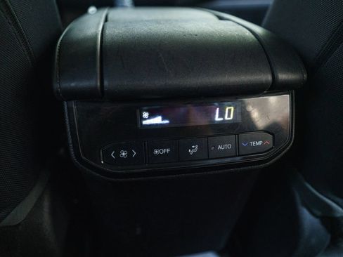 Used 2020 Toyota Highlander LE FWD image 32