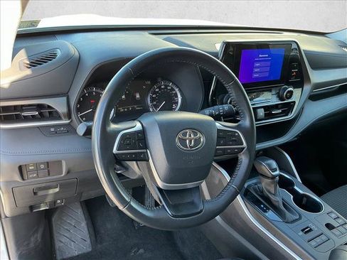 Used 2024 Toyota Highlander LE image 11