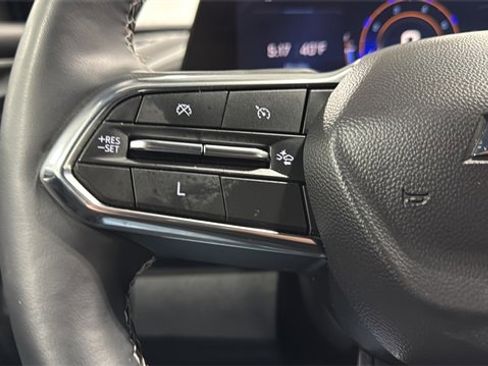 Used 2025 Chevrolet Traverse LT image 18