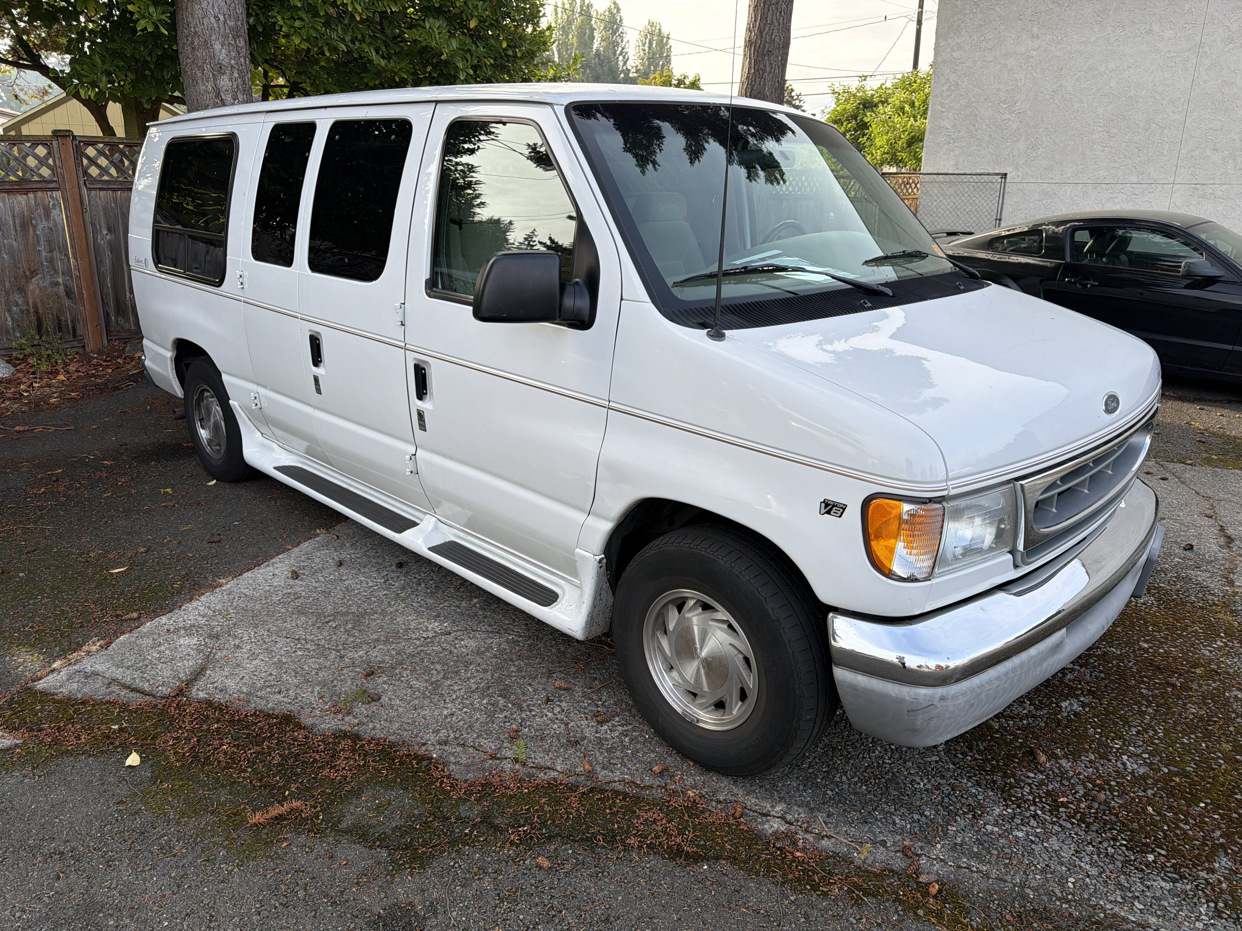 Used 2001 Ford E-150 and Econoline 150 RWD image 2