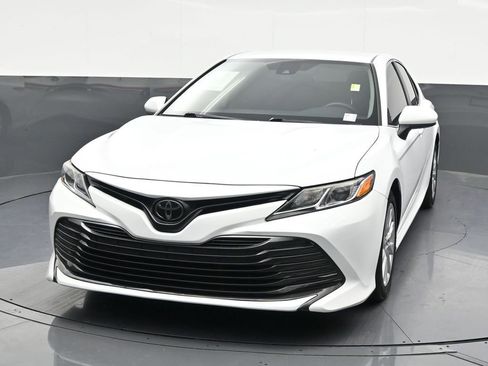 Used 2019 Toyota Camry LE FWD image 9