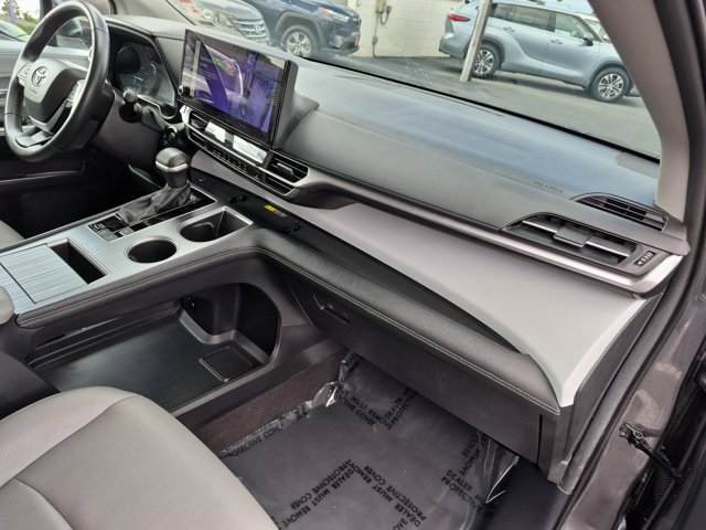 Used 2025 Toyota Sienna XLE FWD image 6