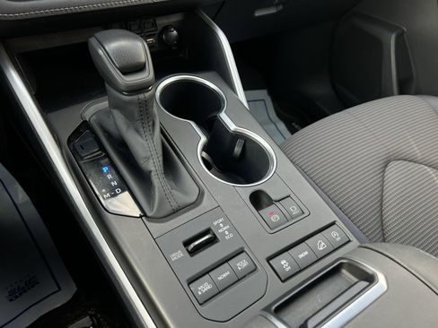Used 2020 Toyota Highlander L image 19