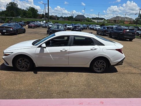 Used 2024 Hyundai Elantra SEL FWD image 6