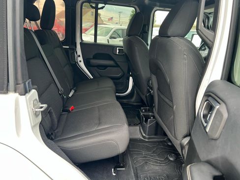 Used 2019 Jeep Wrangler Unlimited Sahara AWD/4WD image 18