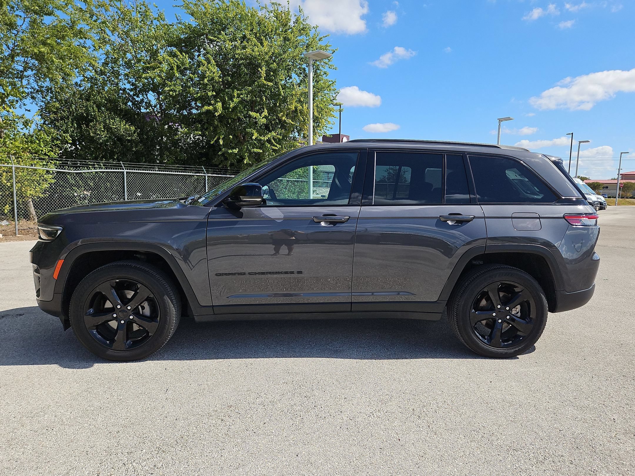 Used 2025 Jeep Grand Cherokee Altitude RWD image 6