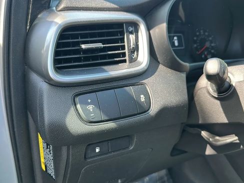 Used 2016 Kia Sorento LX image 32