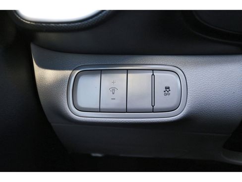 Certified 2025 Hyundai Venue SEL image 21