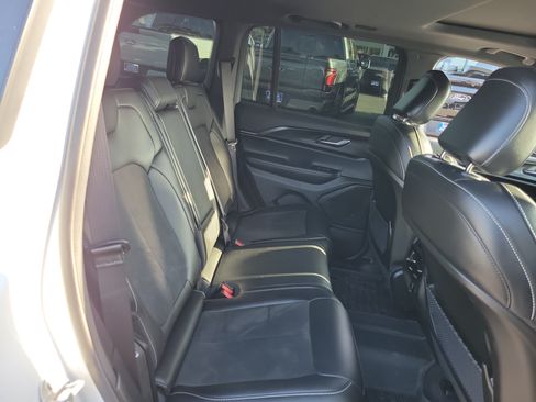 Used 2025 Jeep Grand Cherokee Altitude AWD/4WD image 22
