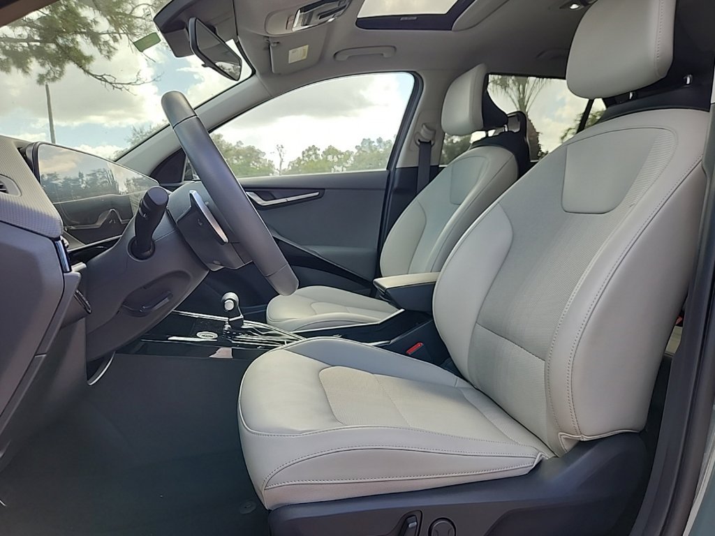 Used 2024 Kia Niro EX Touring FWD image 2