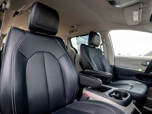 Used 2024 Chrysler Pacifica Touring-L FWD image 19