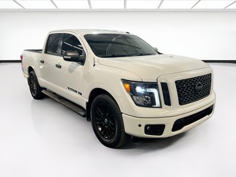 Used 2019 Nissan Titan SV w/ SV Convenience Package RWD image 3